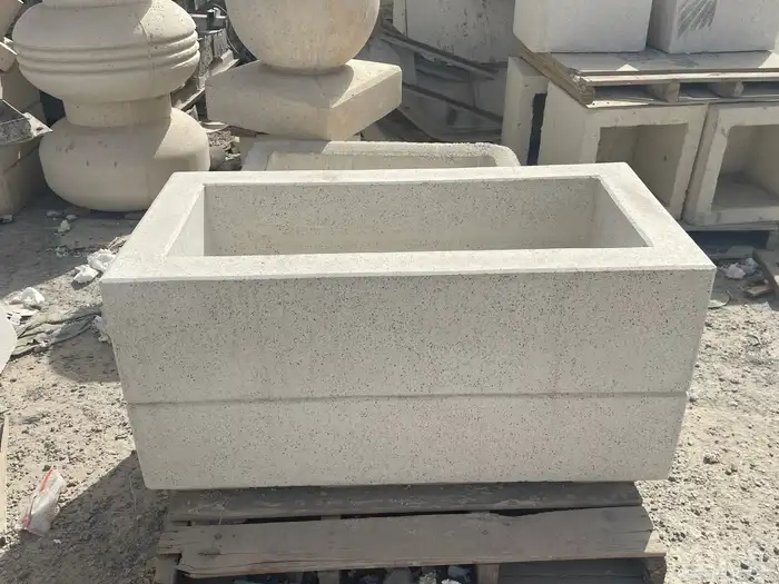 كراسى خرسانية سلات نفايات احواض زراعية مصدات مواقف 13