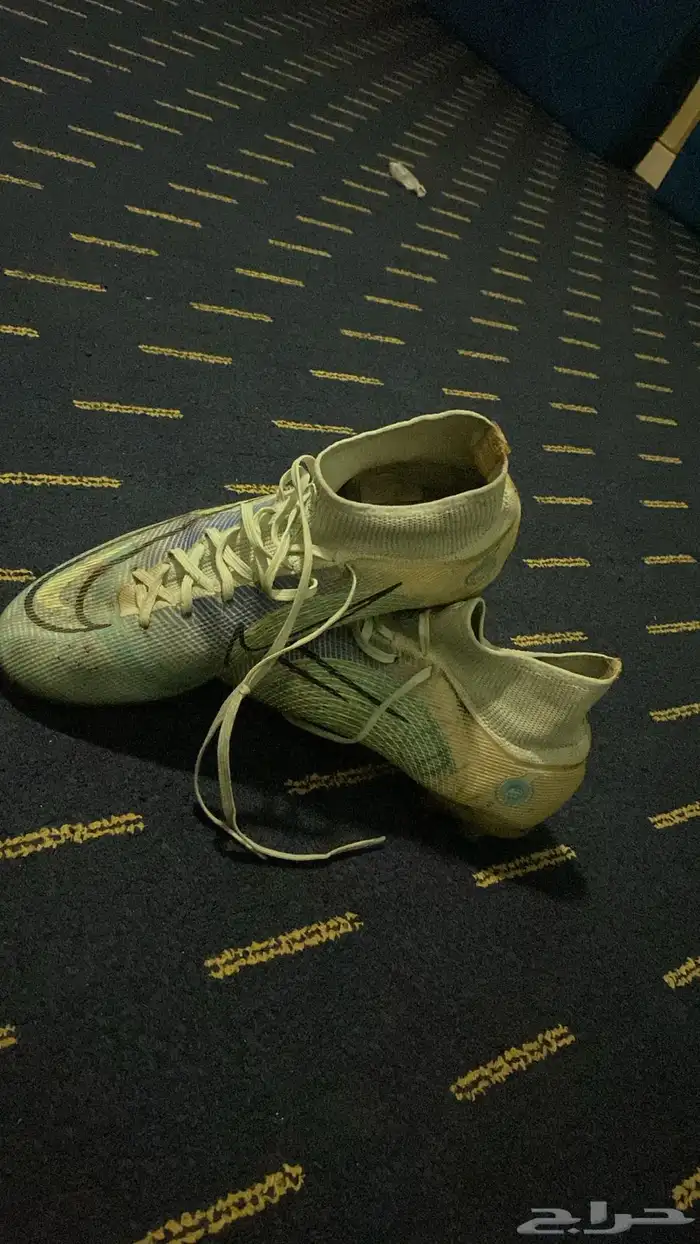 حذاء كرة قدم نايك مقاس عليه توقيع 1