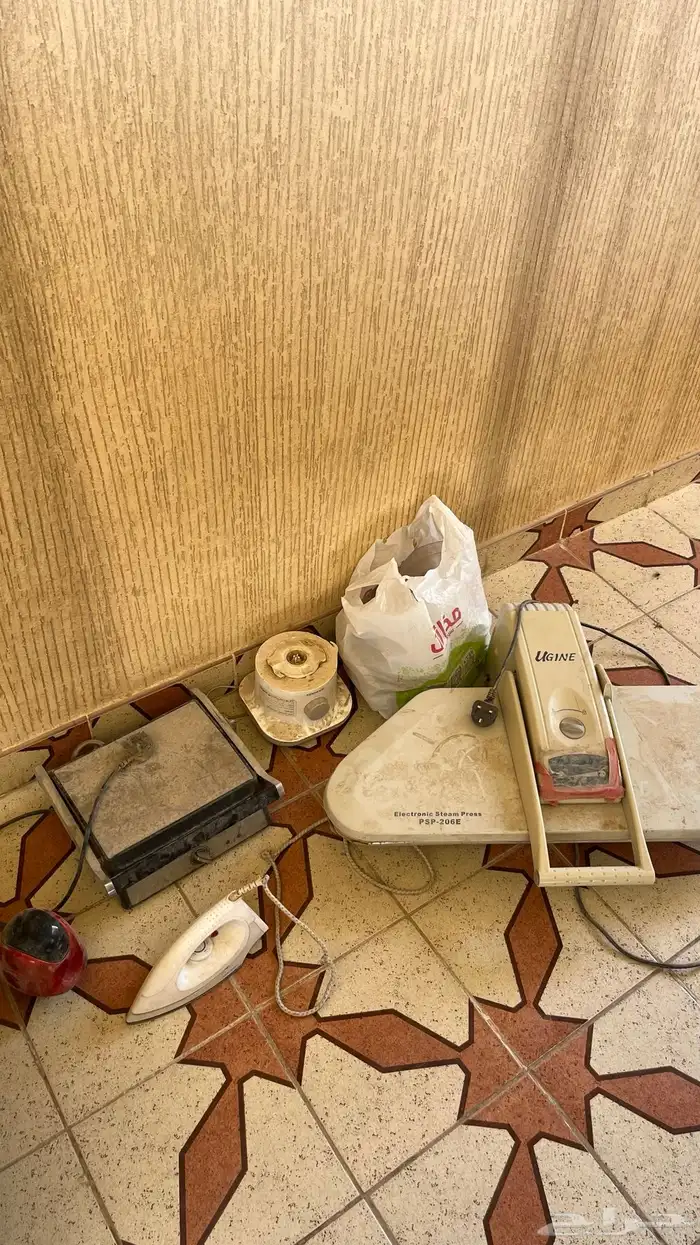 مكانس وأغراض كهربائية وسرير 1