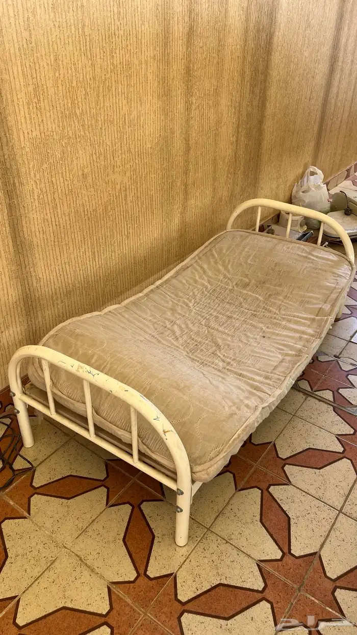 مكانس وأغراض كهربائية وسرير 2