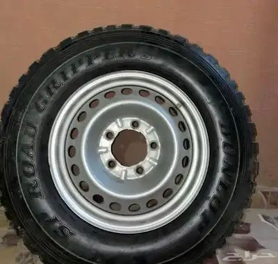 أربع كفرات حجري مع جنط هلل مقاس 17 4