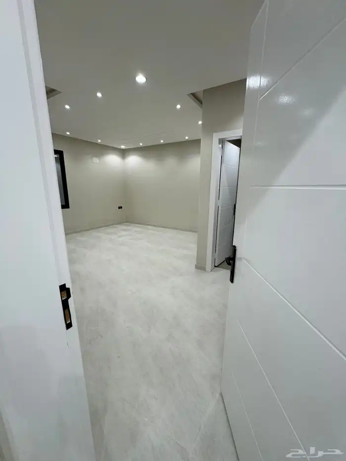 للبيع شقه تمليك أرضي 6غرف على شارعين بجوار كوبري مطار أبها 14