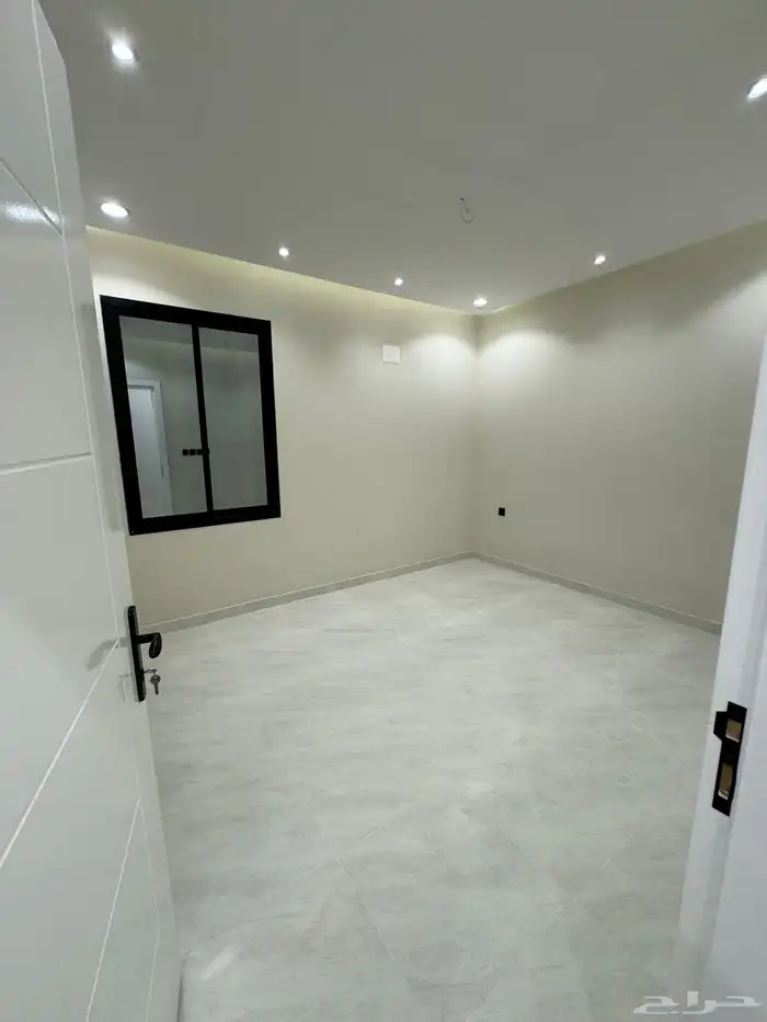 للبيع شقه تمليك أرضي 6غرف على شارعين بجوار كوبري مطار أبها 13