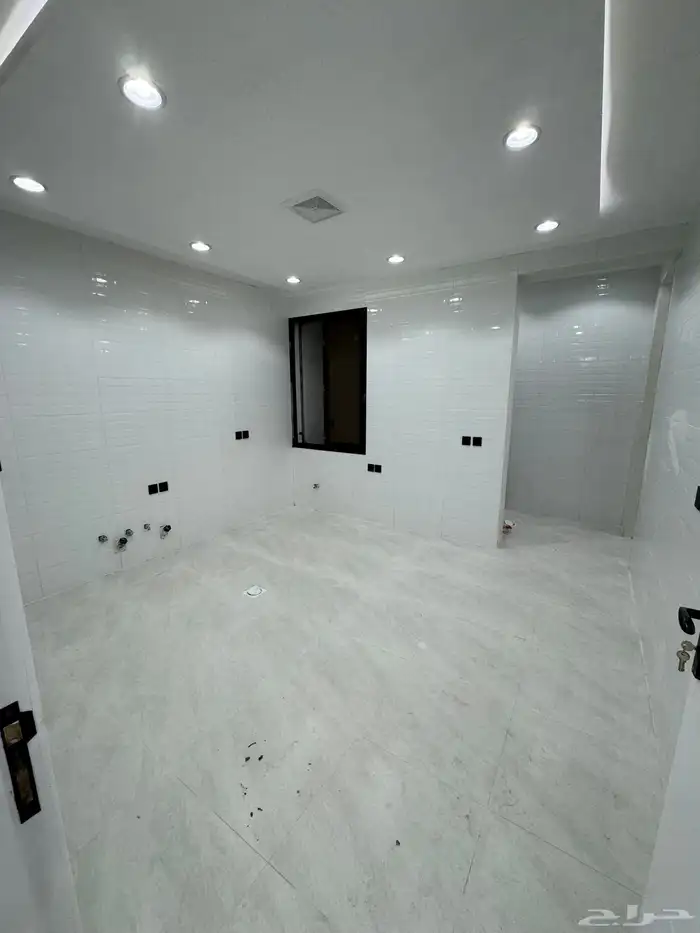 للبيع شقه تمليك أرضي 6غرف على شارعين بجوار كوبري مطار أبها 9