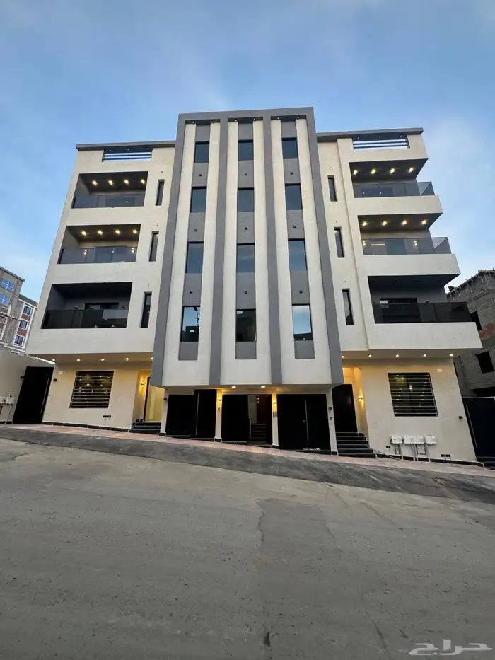 للبيع شقه تمليك أرضي 6غرف على شارعين بجوار كوبري مطار أبها 0