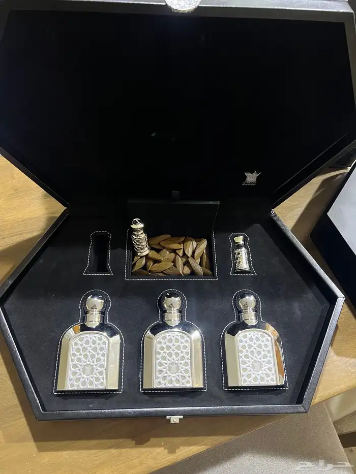 طقم عطور كامل جديد مع عود اصلى لم يستخدم منه شى 2