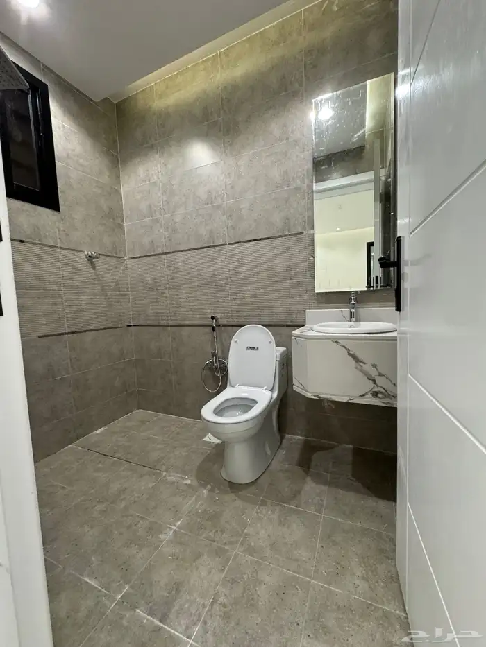 للبيع شقه تمليك أرضي 6غرف على شارعين بجوار كوبري مطار أبها 18