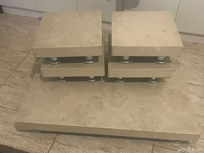 طاولة كبيرة ارضية مع اربع طاولات صغيره 0