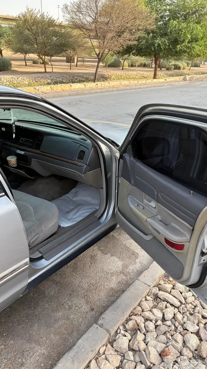 فورد كراون فكتوريا موديل 1997 أمريكي 12