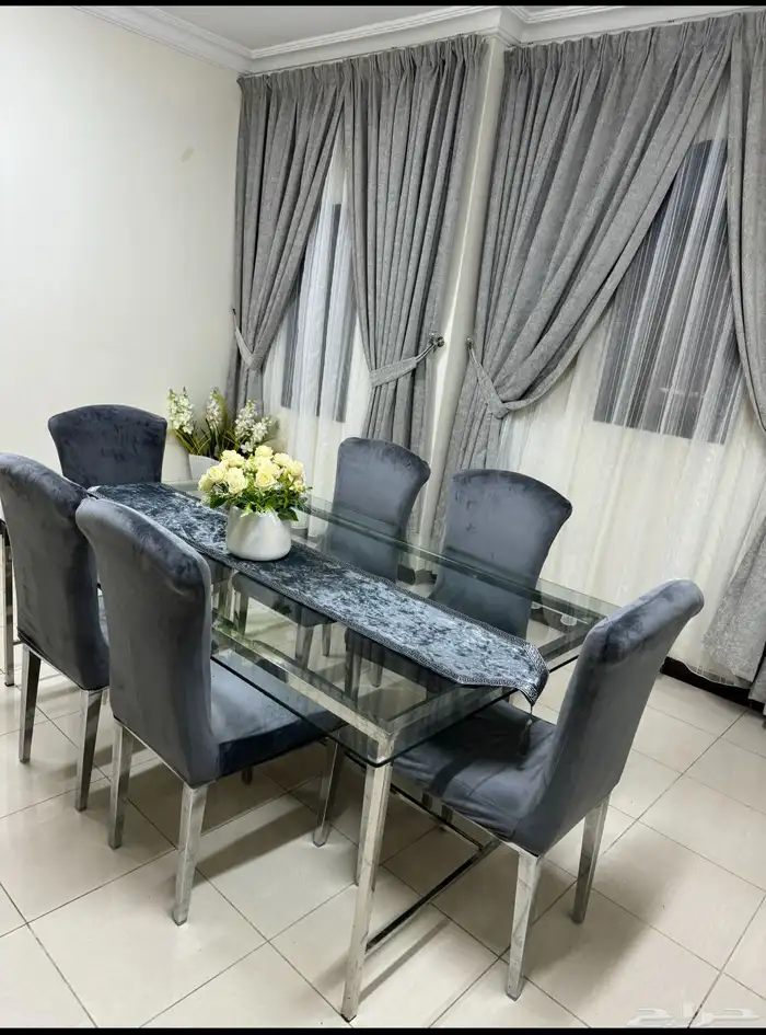 طاولة وكراسي 0