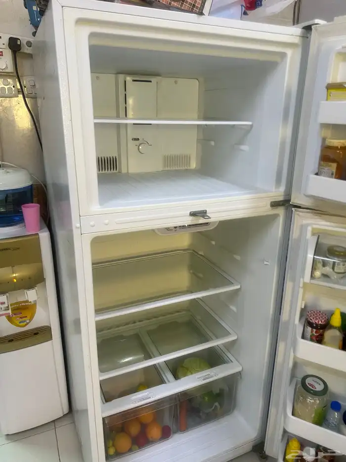 للبيع ثلاجه يوجين 4