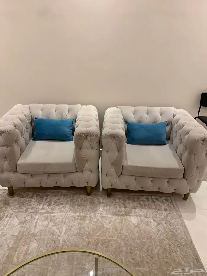 الكنب كامل سعره 650 والسعر قابل لي التفاوض التواصل واتس 2