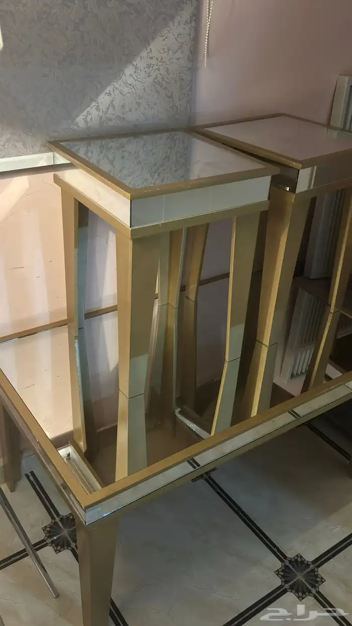 طاوله كبيره مع أربع طاولات خدمه 0