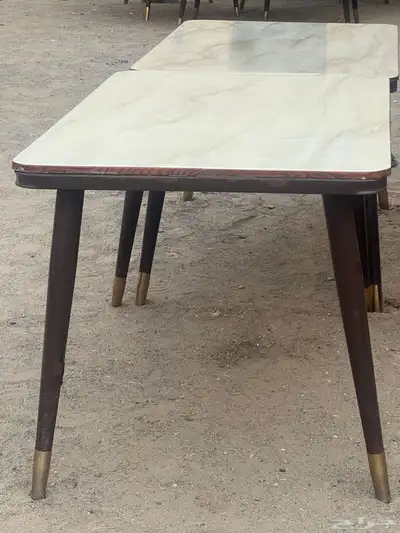 يوجد عدد 10 طاولات مع كراسي 0