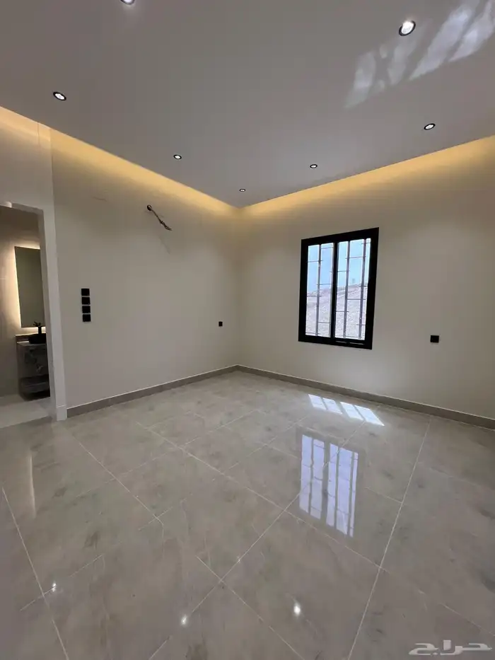 شقه علويه تشطيب مودرن للبيع بالمحاله بابها 18