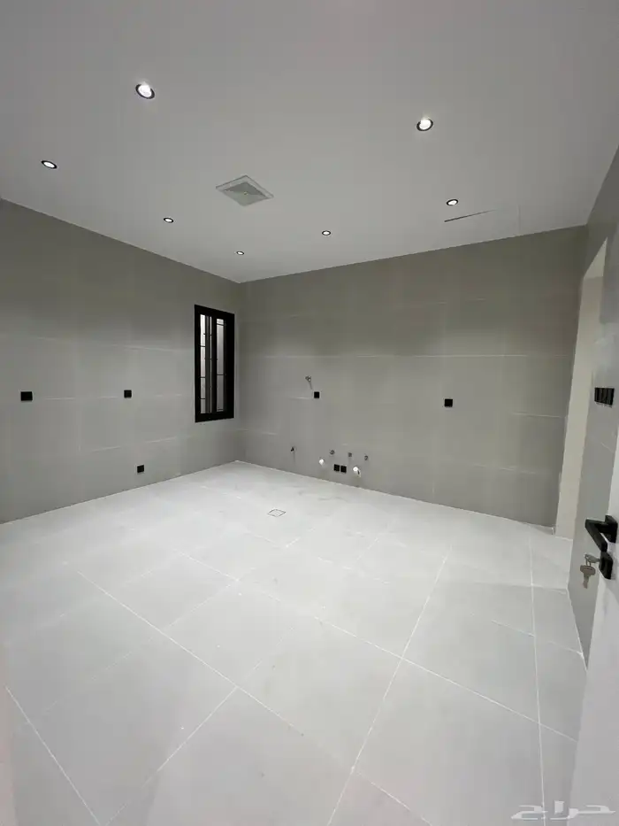 شقه علويه تشطيب مودرن للبيع بالمحاله بابها 14