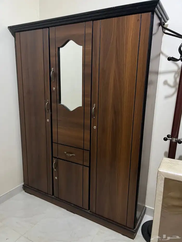 خزانة ملابس خشب بني . 0