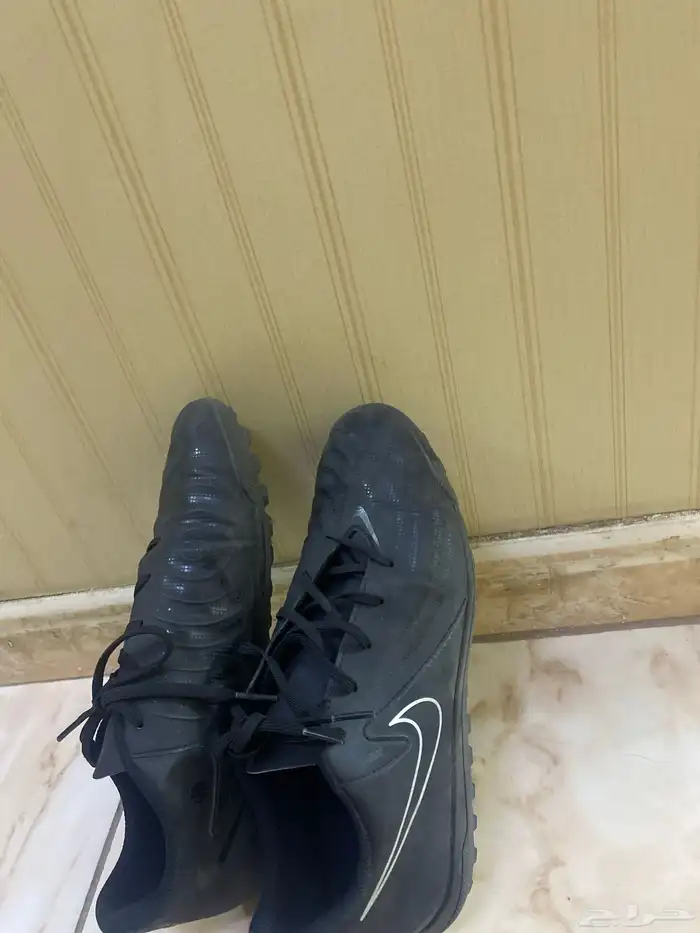 حذاء كورة قدم نايك مستخدم نظيف شبه جديد المقاس 42 1