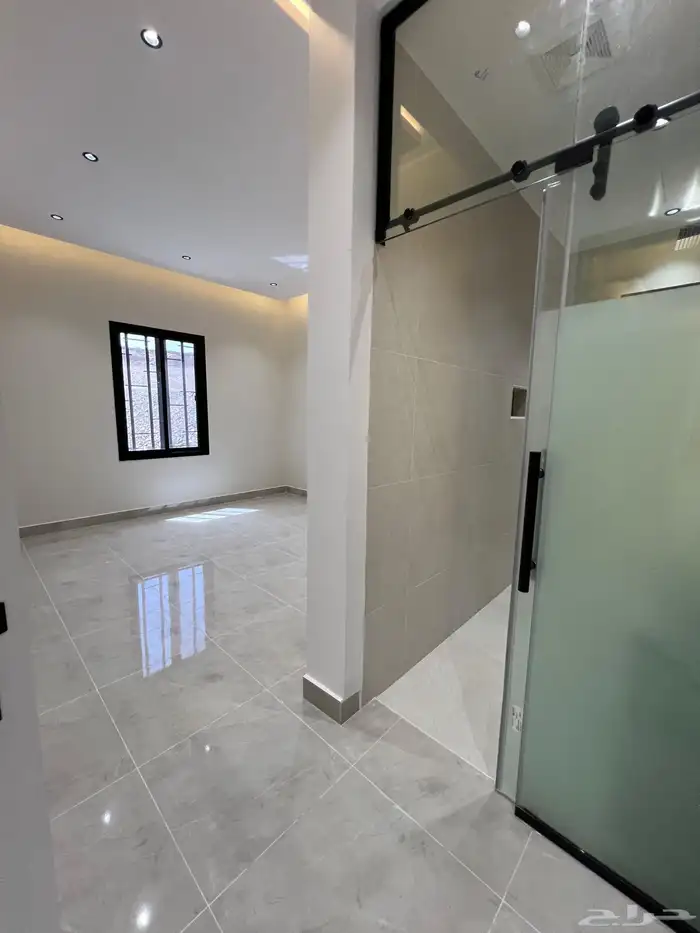 شقه علويه تشطيب مودرن للبيع بالمحاله بابها 19