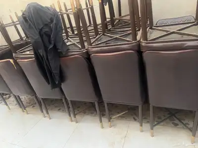 يوجد عدد 10 طاولات مع كراسي 1