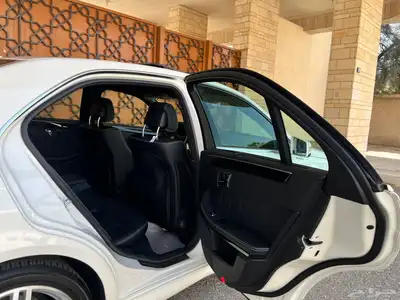 مرسيدس 550 E بحالة المصنع 2010 (تم البيع) 38