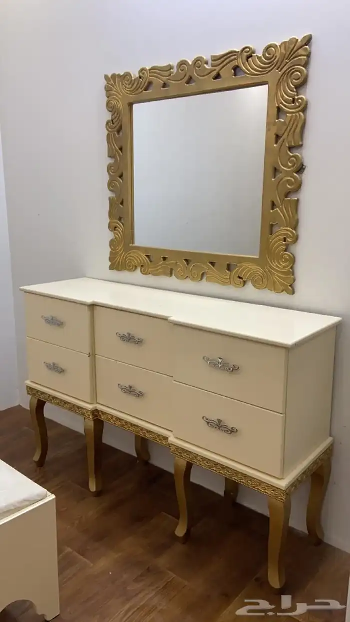 تسريحه نظيفه مع المرايه والكرسي للبيع المستعجل با 300 فقط 0