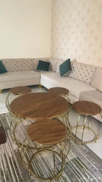 طاوله للبيع جديده وحده كبيره ومعه 4 صغار 0