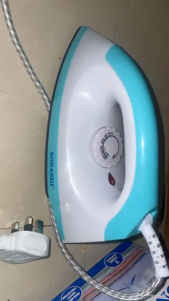 مكواة ملابس 0