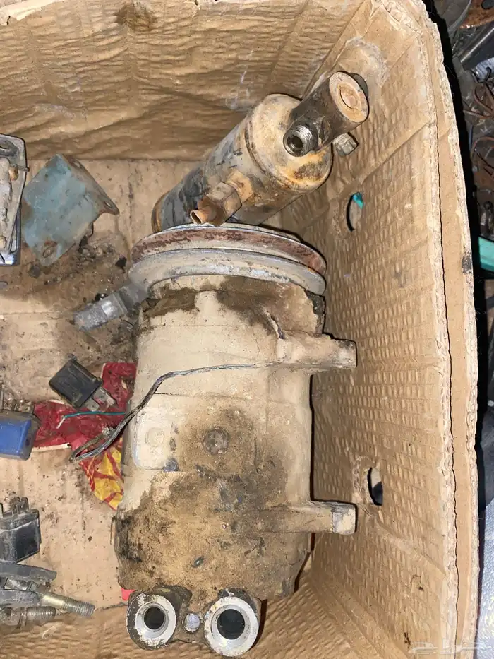 للبيع قطع غيار لوريل نيسان 200L موديل 83 0