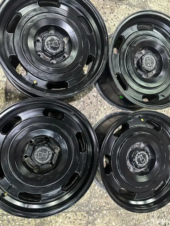 جنوط كي ام سي بلاك رنيو 6 مسمار مقاس 18 بلاتينيوم لاندسيرا 7