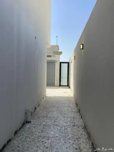 للبيع شقه ارضيه في حي الندى حوش وكراج 19