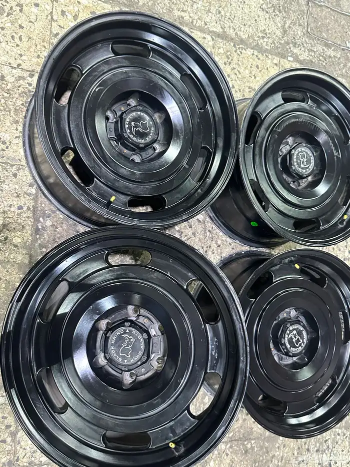 جنوط كي ام سي بلاك رنيو 6 مسمار مقاس 18 بلاتينيوم لاندسيرا 10