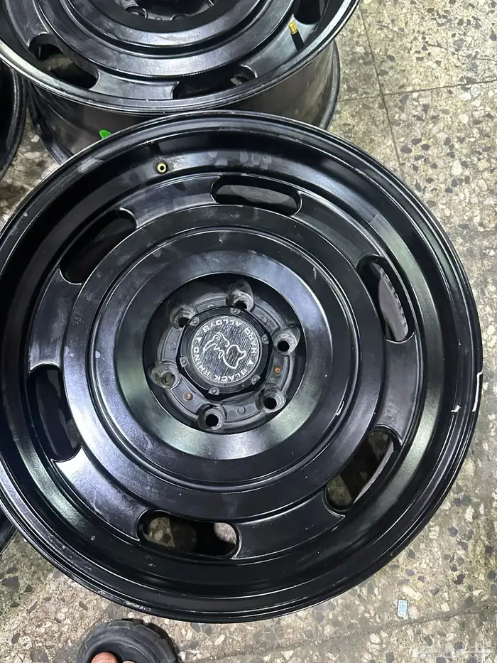 جنوط كي ام سي بلاك رنيو 6 مسمار مقاس 18 بلاتينيوم لاندسيرا 2