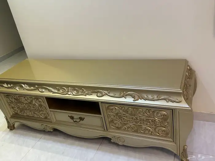 طاولة تلفزيون كلاسيك من هوم سنتر للبيع 0