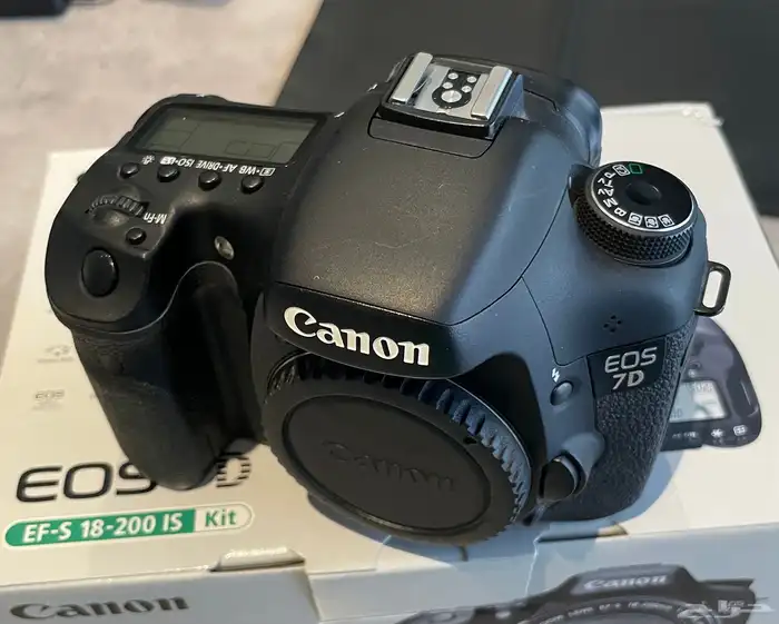 للبيع كاميرا Canon 7D مع ملحقاتها وعدسات احترافية 3