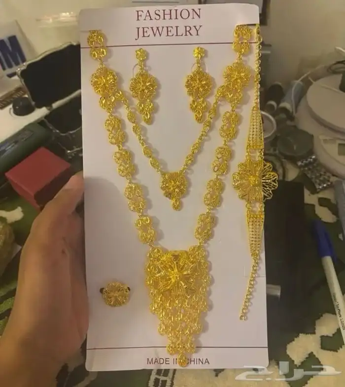 طقم نسائي كامل جديد غير مستخدم بذيل الذهب 1
