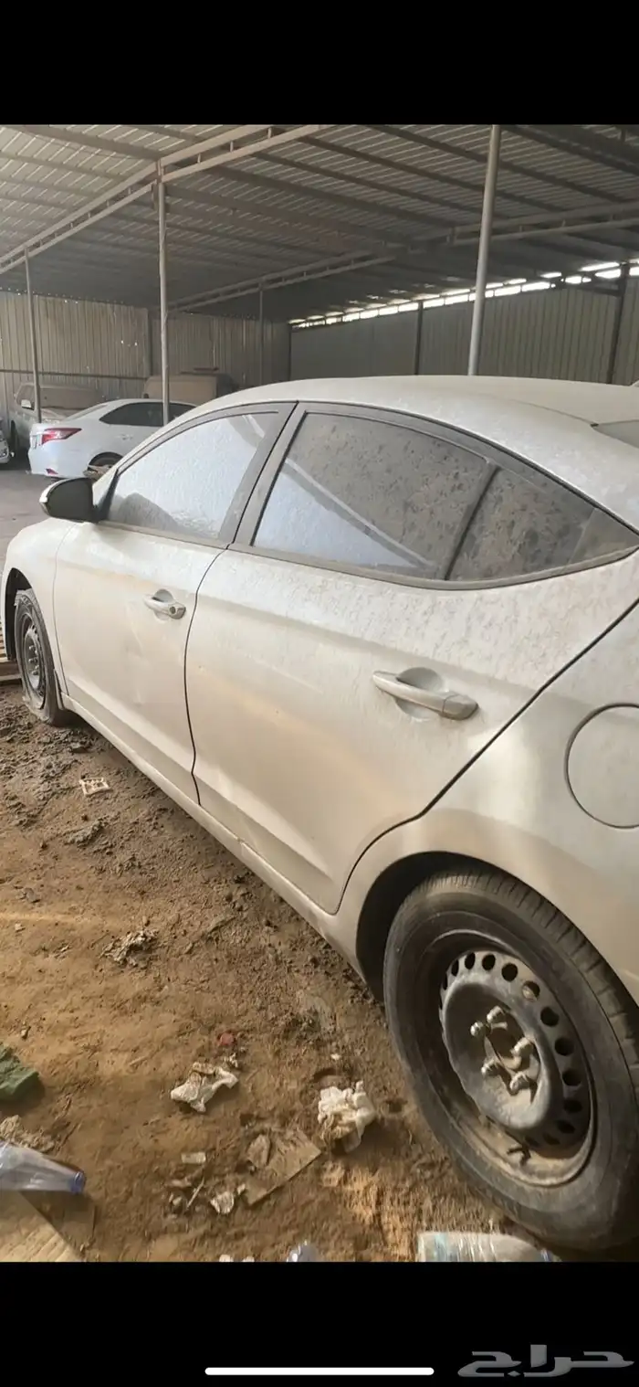 يوجد سيارات انواع مختلفه 5