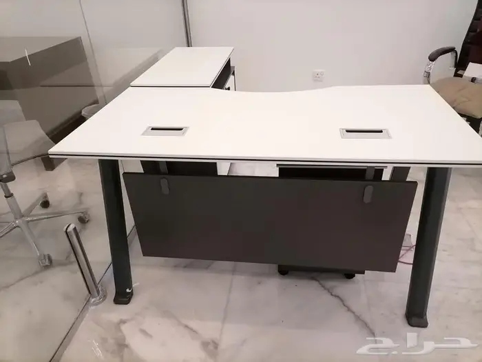 مكاتب لون ابيض مكتب اسود مكاتب زجاج طاولات اجتماع كنب جلد 48