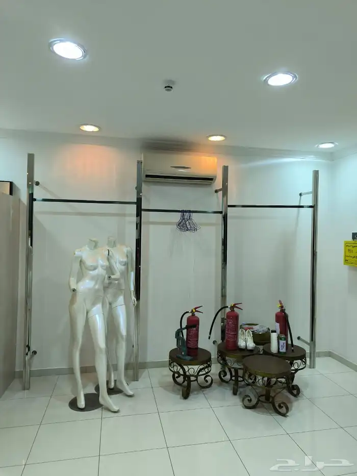 للبيع أثاث واكسسوارات صالون نسائي بحالة ممتازة 8