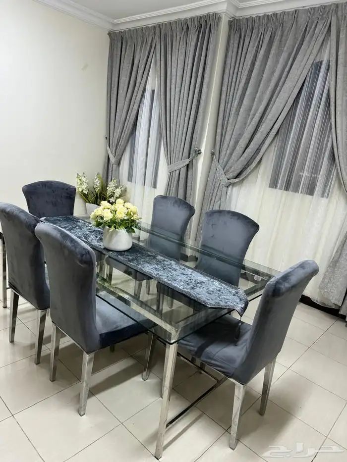 طاولة وكراسي 3