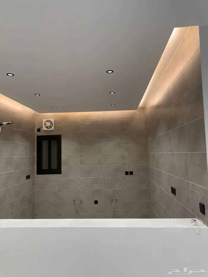 شقة جديدة للايجار حي الصفا 4 غرف ثلاث حمامات 1