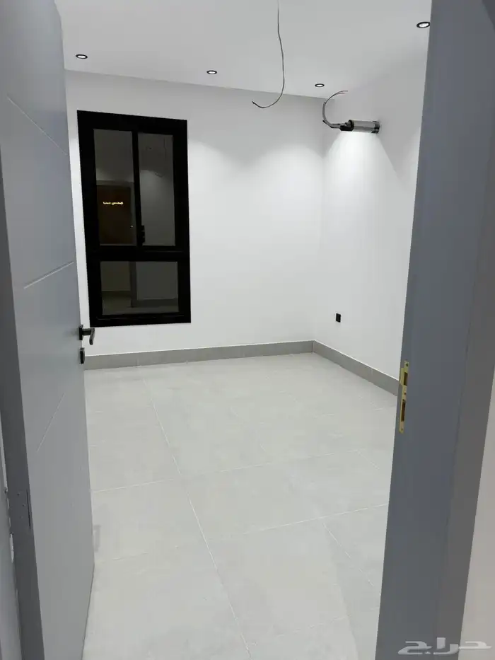 شقة جديدة للايجار حي الصفا 4 غرف ثلاث حمامات 5