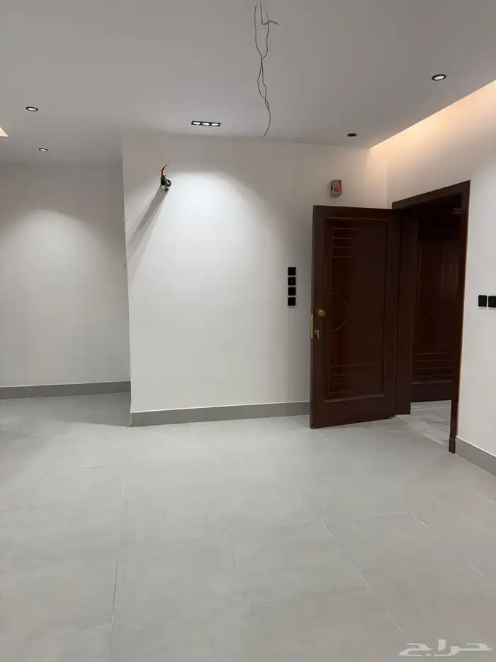 شقة جديدة للايجار حي الصفا 4 غرف ثلاث حمامات 0