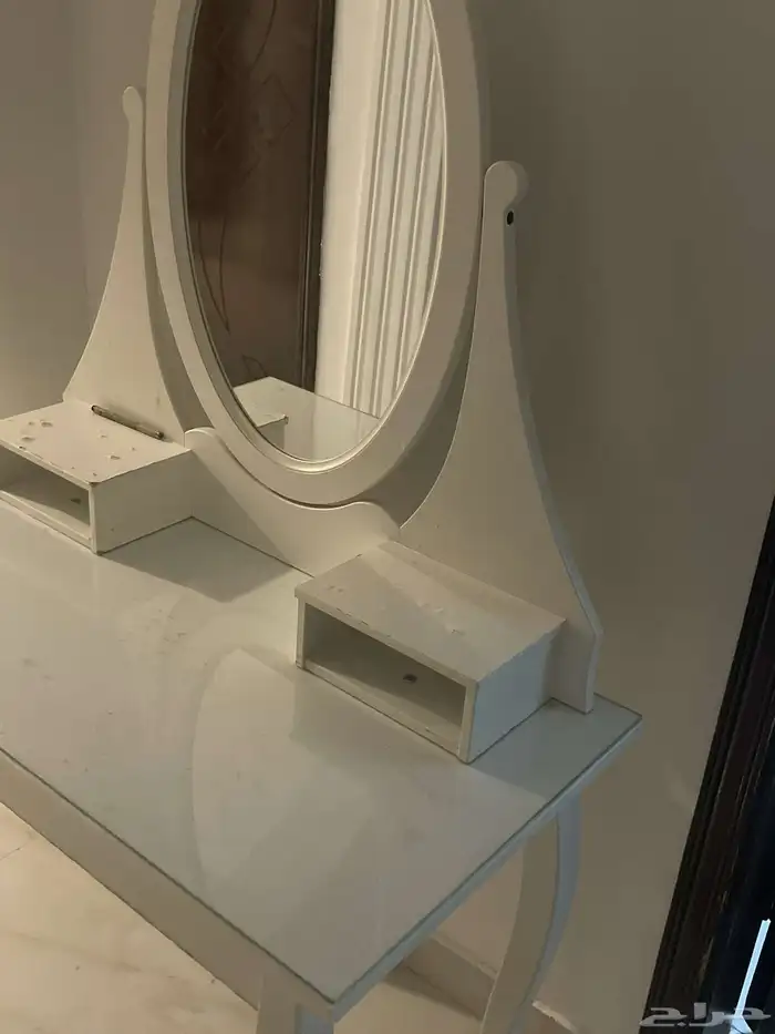 كنب و طاولة مكتب و تسريحة مع مرايا 3