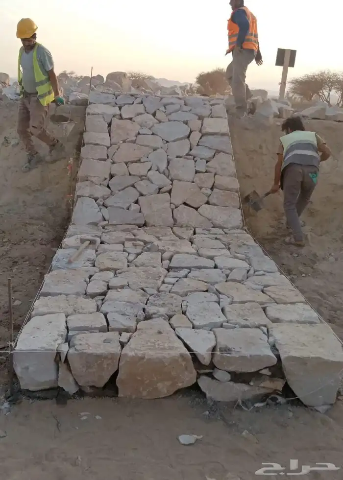 اعمال توريد وتركيب حجر ربراب وتدبيش وكاسر امواج بجميع 8