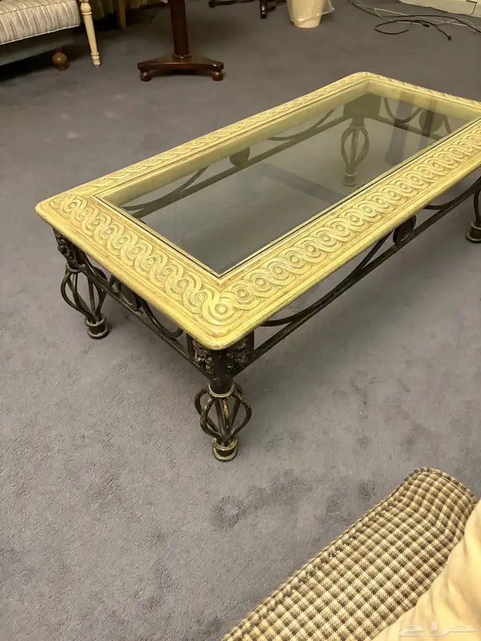 مدخل باارجل مشغوله ومعه طاوله جنبيه وطاوله مستطيله 1