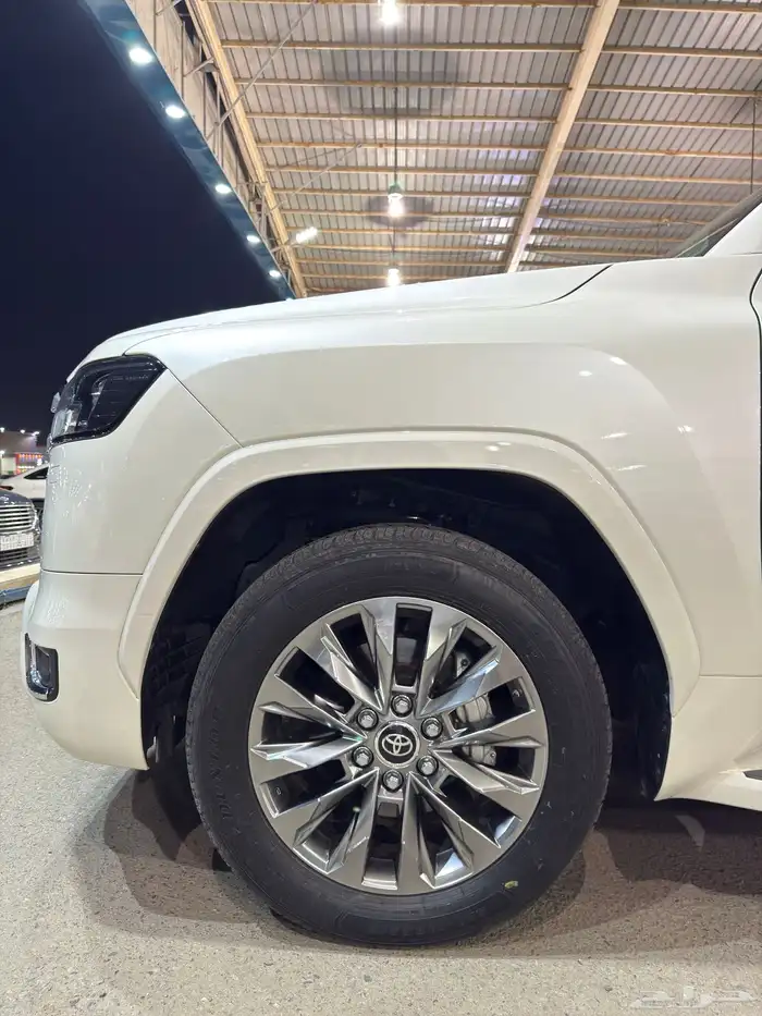 تويوتا لاندكروزر GXR L5 2023 6