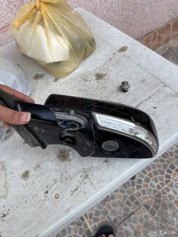 مرايه كدلك Ats فيه كسر بسيط من تحت كما هو موضح بصوره 2