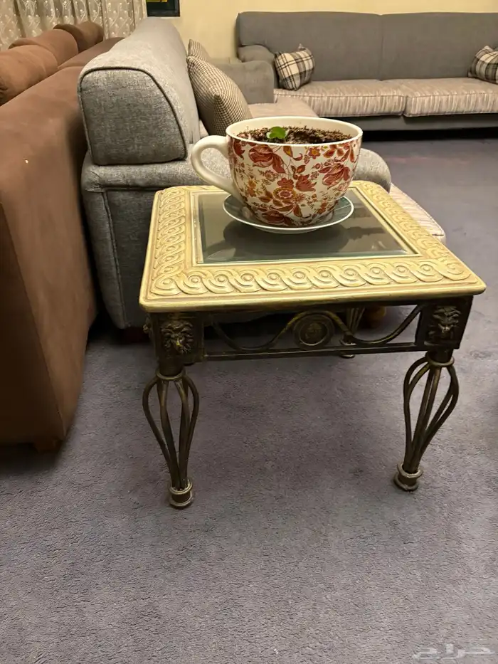مدخل باارجل مشغوله ومعه طاوله جنبيه وطاوله مستطيله 4