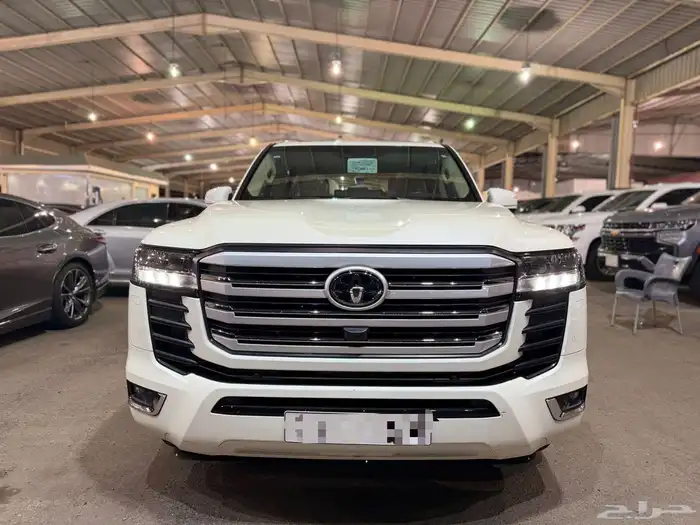 تويوتا لاندكروزر GXR L5 2023 1